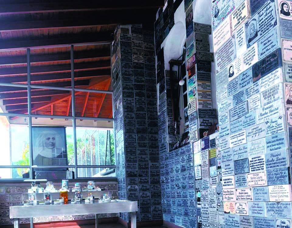 Hay un espacio de exvotos, donde las personas dejan una placa de agradecimiento a la Santa por cumplir su petición. FOTOS: FAISURY SÁNCHEZ