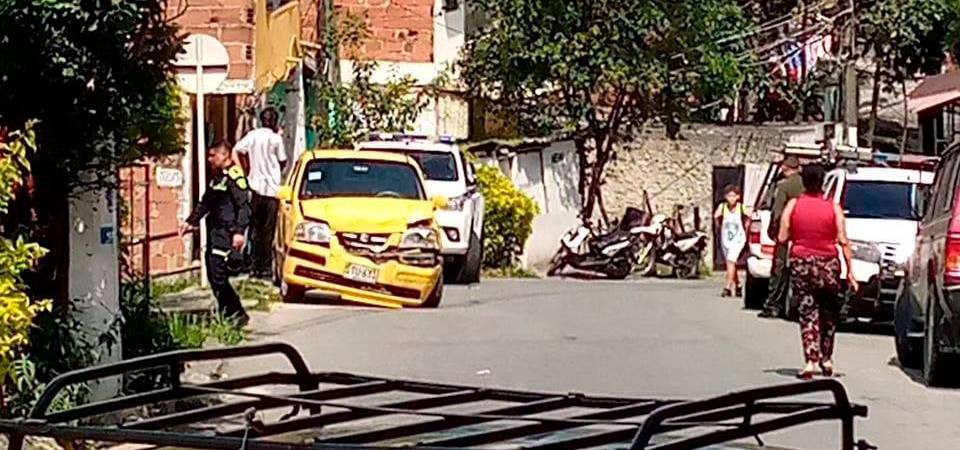 Así quedó el taxi tras el incidente. /FOTO: DENUNCIAS ANTIOQUIA