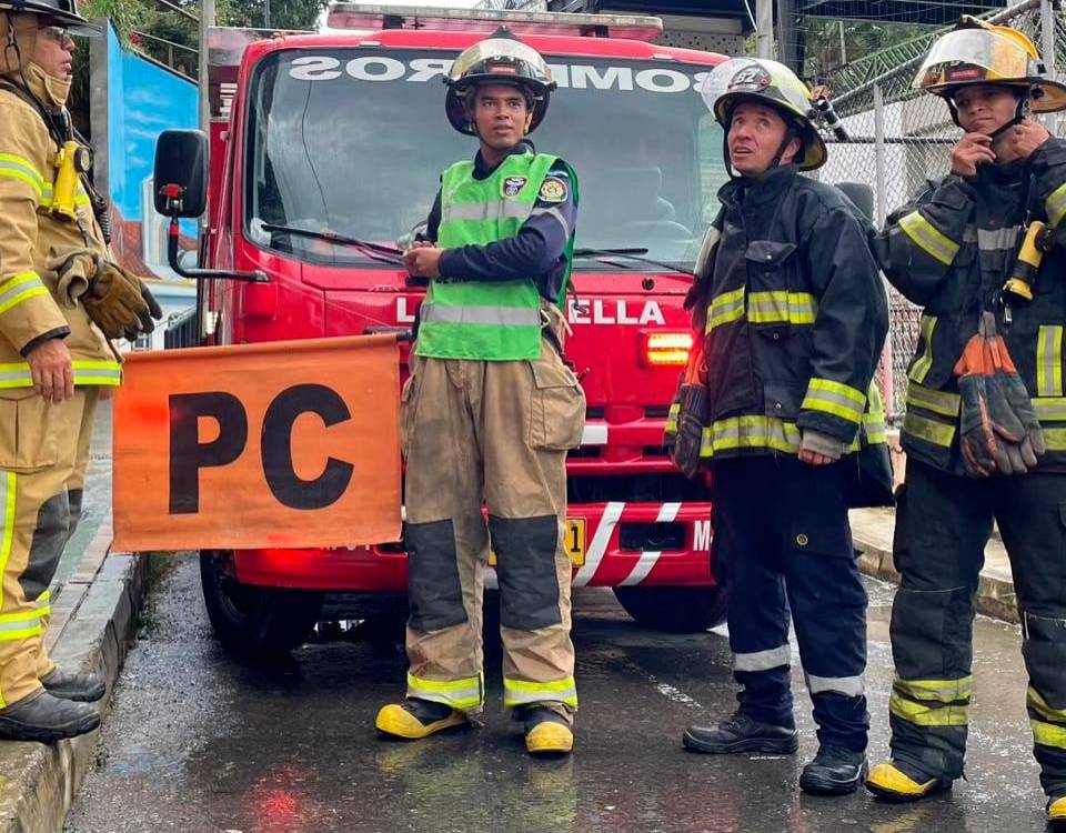 Algunos de los bomberos que participaron en el rescate. /FOTO: CORTESÍA