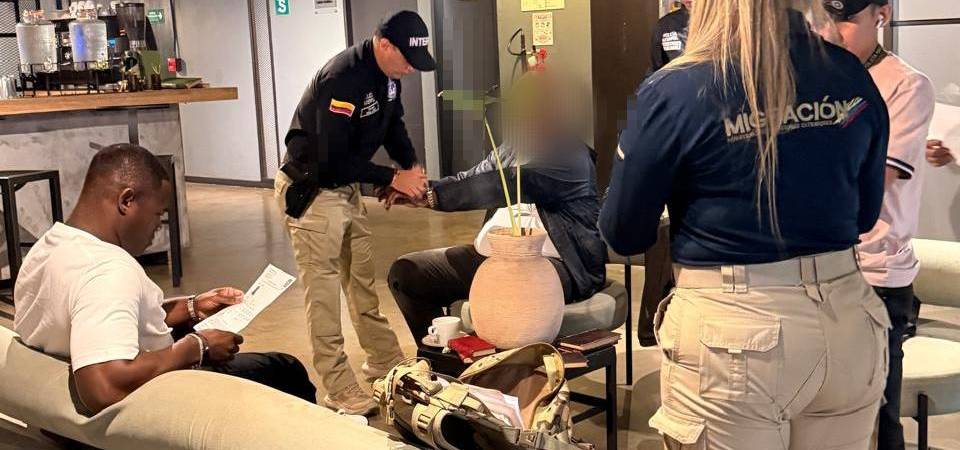 Este fue el momento cuando el hombre fue capturado. FOTO: POLICÍA