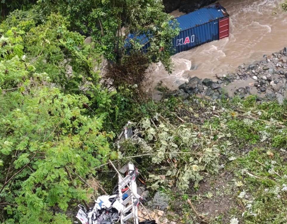 Continúan las maniobras para rescatar el vehículo. <b><span class=mln_small-caps_mln>/ FOTO JULIO CÉSAR HERRERA</span></b>