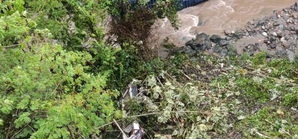 Continúan las maniobras para rescatar el vehículo. / FOTO JULIO CÉSAR HERRERA