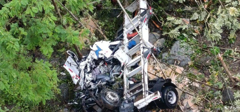 Cabezote de la tractomula en la vía a Occidente. / FOTO JULIO CÉSAR HERRERA