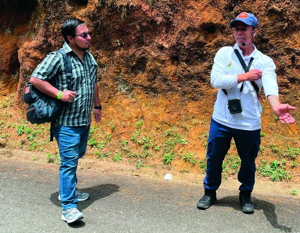 Los huecos que se observan detrás del guía, Edwar Serna, y de uno de los caminantes, son obra del pájaro barranquero. FOTO: JAIDER ESCOBAR