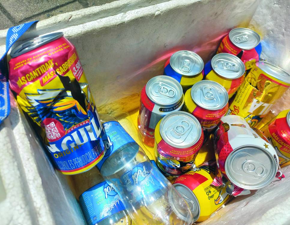 Así quedó la nevera de icopor de una de las comerciantes del lugar. Las balas atravesaron las latas de cerveza que ella vende en la zona. <b><span class=mln_small-caps_mln>/FOTO: MAURICIO PALACIO</span></b>