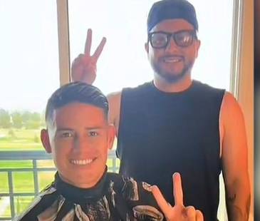 James Rodríguez acepta corte de pelo de un barbero local. FOTO: @JAYCELEBRITYBARBER
