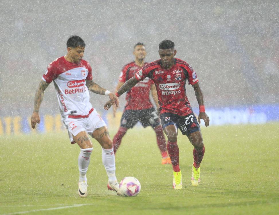 Brayan León (derecha), quien se ha venido destacando en la delantera Roja, será una de las bajas para el Clásico. <b><span class=mln_small-caps_mln>/ FOTO: CAMILO SUÁREZ.</span></b>