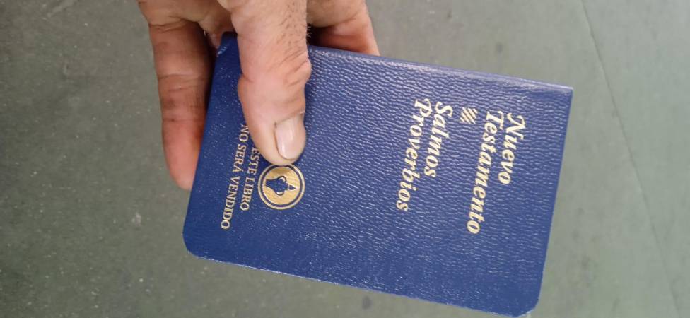 El “pasaporte” de David: el libro del Nuevo Testamento. FOTO: CORTESÍA
