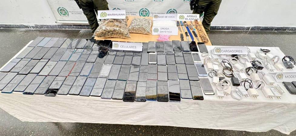 Celulares, cargadores, módems y estupefacientes incautados en la cárcel El Pedregal. FOTO: POLICÍA NACIONAL