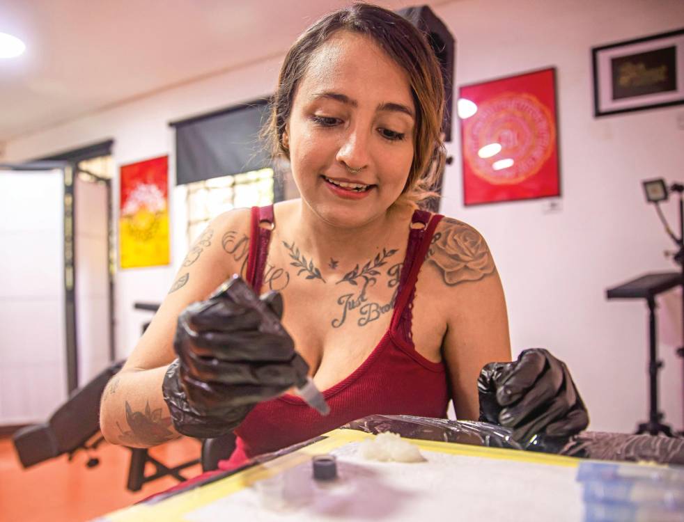 Estefanía Ochoa Atehortúa utiliza el tatuaje como terapia para superar su enfermedad: lupus. /FOTO: CARLOS VELÁSQUEZ