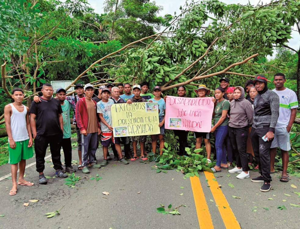 Habitantes del corregimiento Punta de Piedra protestaron por la falta de búsqueda de Julio por parte de la Armada Nacional. <b><span class=mln_small-caps_mln>/FOTO:CORTESÍA</span></b>