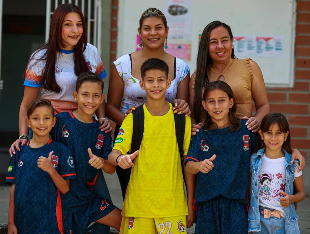 Natalia Fernández con Fabio y Adrián (izquierda); Iliana Pontón con Marco (centro); y Evelyn Hernández con Sebastián y su hija menor (derecha). /FOTO: MANUEL SALDARRIAGA