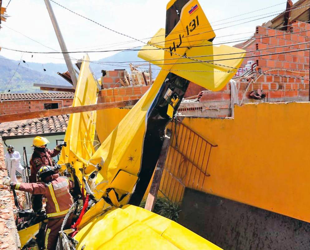 85. Cayó donde no era: un ultraliviano se accidentó en una vereda de Copacabana por fallas mecánicas. Hubo 3 lesionados. / FOTO: JAIME PÉREZ.