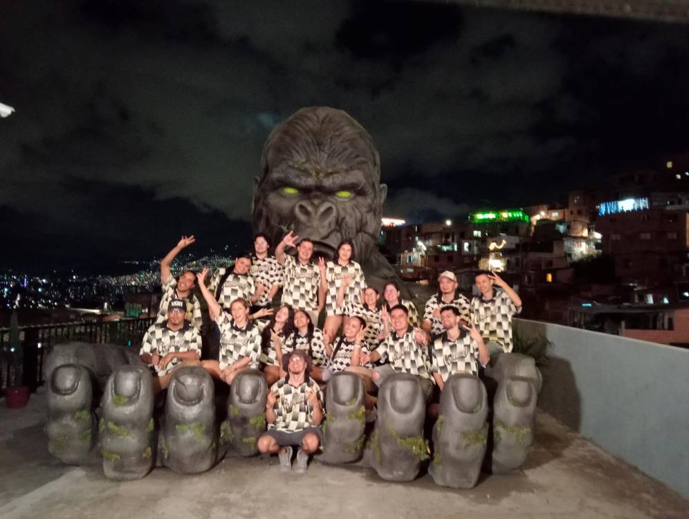 Aquí aparece Stiven Álvarez con su equipo de trabajo. /FOTO: CORTESÍA