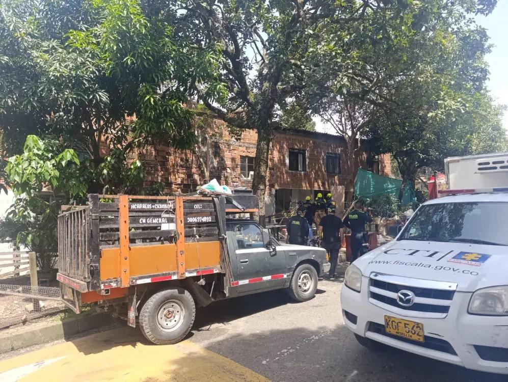 Organismos de rescate y el CTI de la Fiscalía hicieron presencia en el lugar de la explosión. <b><span class=mln_small-caps_mln>/FOTO: ALEJANDRA MORALES</span></b>