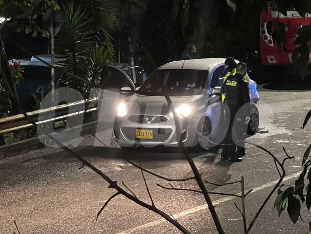 Así quedó el vehículo en el que iba Estrada Builes tras el ataque. <b><span class=mln_small-caps_mln>/FOTO: CORTESÍA</span></b>