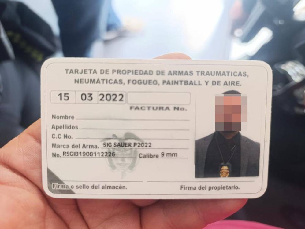 Esta fue la tarjeta de propiedad del arma que llevaba el hombre. FOTO: CORTESÍA DENUNCIAS ANTIOQUIA