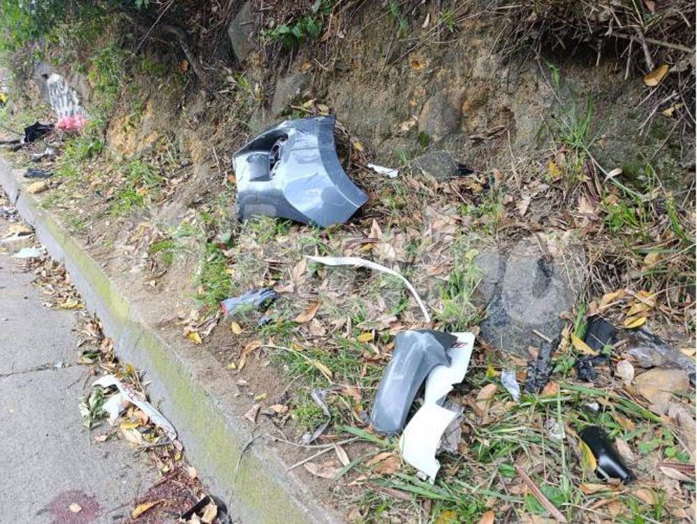 Pedazos de los vehículos quedaron regados a borde de carretera. <b><span class=mln_small-caps_mln>/FOTO: ALEJANDRA MORALES</span></b>