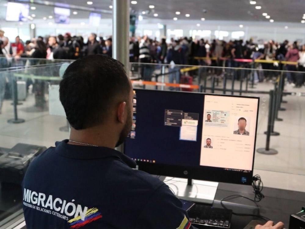 Control migratorio en el aeropuerto José María Córdova. FOTO: MIGRACIÓN COLOMBIA